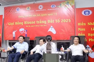 Ông Nguyễn Huy Ngọc - Phó Chủ tịch UBND tỉnh Phú Thọ (thứ nhất bên trái) cùng Giám đốc Sở Y tế tỉnh Phú Thọ và Giám đốc Bệnh viện đa khoa tỉnh Phú Thọ tham gia hiến máu.