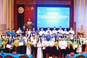 Hội đồng giám khảo tặng hoa và Giấy khen cho các nhóm nghiên cứu đạt Giải thưởng Khoa học và Công nghệ dành cho sinh viên năm học 2024 - 2025