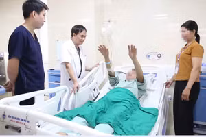 Người đàn ông 60 tuổi được các bác sỹ lấy cục máu đông hình dạng như 1 con giun trong mạch não.