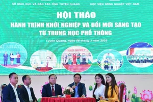 Các đại biểu tham gia tọa đàm.