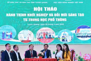 Các đại biểu tham gia tọa đàm.