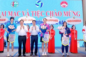 Chủ tịch UBND tỉnh Vĩnh Phúc Trần Duy Đông và đại diện Ban Tổ chức tặng hoa và Cờ lưu niệm cho các đội tham dự.