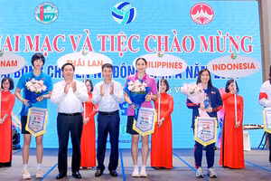 Chủ tịch UBND tỉnh Vĩnh Phúc Trần Duy Đông và đại diện Ban Tổ chức tặng hoa và Cờ lưu niệm cho các đội tham dự.