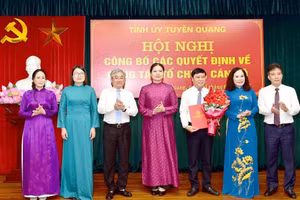 Bà Hà Thị Nga, Bí thư Tỉnh ủy Tuyên Quang (thứ tư từ phải sang) trao Quyết định hợp nhất Báo Tuyên Quang và Đài PT-TH tỉnh Tuyên Quang.