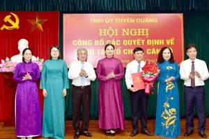 Bà Hà Thị Nga, Bí thư Tỉnh ủy Tuyên Quang (thứ tư từ phải sang) trao Quyết định hợp nhất Báo Tuyên Quang và Đài PT-TH tỉnh Tuyên Quang.