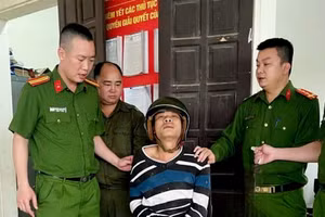 Lực lượng chức năng khống chế bắt giữ đối tượng.