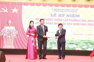 Ông Đỗ Thanh - Phó Giám đốc Sở GD&ĐT tỉnh Phú Thọ trao Bằng khen của Bộ GD&ĐT cho trường THCS Tiên Cát.