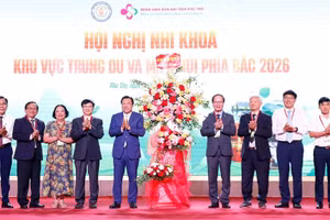 Ông Nguyễn Huy Ngọc - Phó Chủ tịch UBND tỉnh Phú Thọ (thứ 5 từ trái sang) tặng hoa chúc mừng hội nghị (ảnh Huyền Trang).