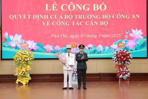Đại tá Nguyễn Minh Tuấn, Giám đốc Công an tỉnh Phú Thọ trao Quyết định và tặng hoa chúc mừng tân Phó Giám đốc Công an tỉnh Phú Thọ - Thượng tá Bùi Quang Khoa (bên trái).