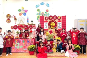 Cô và trò Trường Tiểu học thị trấn Yên Lạc tại Hội thi trang trí góc Tết tại lớp.