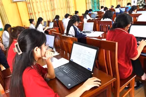 Học sinh tỉnh Tuyên Quang thi thử tốt nghiệp THPT năm 2025 theo hình thức trực tuyến.