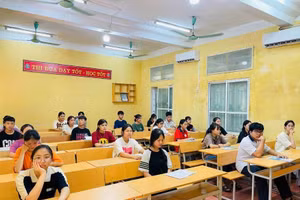 Các thí sinh tại Hội đồng thi trường THPT Long Châu Sa (huyện Lâm Thao) nghe phổ biến quy chế thi.