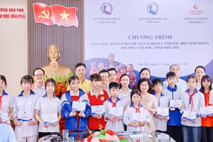 Trao học bổng tặng các học sinh (ảnh phường Vân Phú).