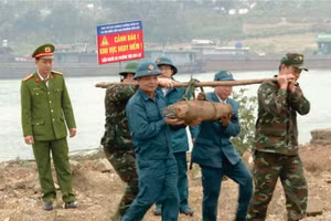Các lực lượng tháo gỡ và di chuyển quả bom đi tiêu hủy.