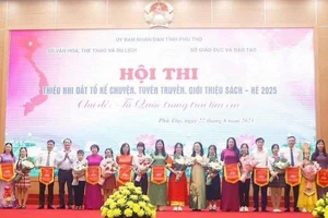 Ban tổ chức tặng hoa, trao cờ lưu niệm cho đại diện các đội thi.