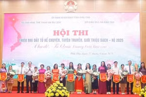 Ban tổ chức tặng hoa, trao cờ lưu niệm cho đại diện các đội thi.