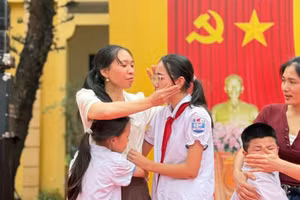 Những giọt nước mắt của học sinh Trường Tiểu học Thiện Kế A khi các em cảm nhận được tình yêu bao la của đấng sinh thành.