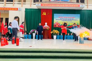 Học sinh Trường THCS Hạc Trì trải nghiệm và thực hành kỹ năng PCCC.
