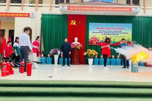 Học sinh Trường THCS Hạc Trì trải nghiệm và thực hành kỹ năng PCCC.