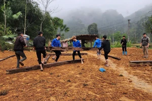 Đoàn viên thanh niên xã Thượng Lâm (huyện Lâm Bình, tỉnh Tuyên Quang) tham gia giúp đỡ người dân làm nhà.