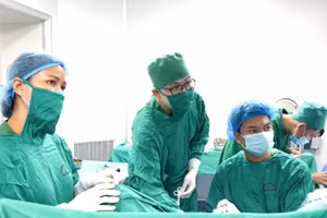 Tán sỏi nội soi ống mềm bằng laser tại Trung tâm Y tế khu vực Hạ Hòa.