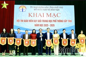 Ông Nguyễn Phú Sơn, Phó Giám đốc Sở GD&ĐT Phú Thọ trao Cờ lưu niệm cho các trường có giáo viên tham gia hội thi (ảnh Báo Phú Thọ).