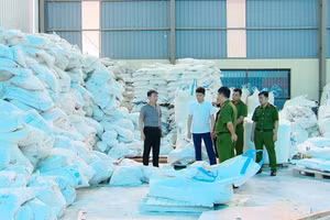 Thiếu tướng Nguyễn Minh Tuấn, Giám đốc Công an tỉnh Phú Thọ (thứ nhất bên trái) chỉ đạo lực lượng chức năng tiến hành kiểm tra, khám xét tại kho hàng của công ty TNHH TOMOKEN Việt Nam (Ảnh: Công an tỉnh Phú Thọ).