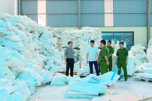 Thiếu tướng Nguyễn Minh Tuấn, Giám đốc Công an tỉnh Phú Thọ (thứ nhất bên trái) chỉ đạo lực lượng chức năng tiến hành kiểm tra, khám xét tại kho hàng của công ty TNHH TOMOKEN Việt Nam (Ảnh: Công an tỉnh Phú Thọ).