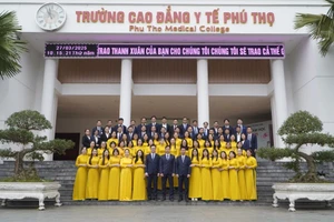 Tập thể cán bộ, giáo viên, nhân viên Trường Cao đẳng Y tế Phú Thọ.
