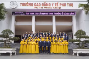 Tập thể cán bộ, giáo viên, nhân viên Trường Cao đẳng Y tế Phú Thọ.