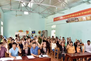 Cử tri thôn Ao Sen 2, xã Đức Ninh (huyện Hàm Yên) biểu quyết đồng thuận cao với chủ trương đề án sáp nhập ĐVHC cấp tỉnh, cấp xã.