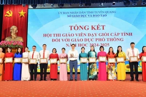 Ông Vũ Đình Hưng - Giám đốc Sở GD&ĐT tỉnh Tuyên Quang trao Giấy khen cho các giáo viên có thành tích xuất sắc tại hội thi.