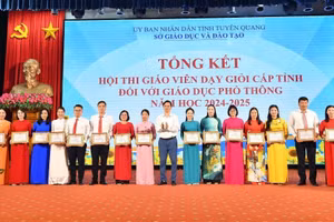Ông Vũ Đình Hưng - Giám đốc Sở GD&ĐT tỉnh Tuyên Quang trao Giấy khen cho các giáo viên có thành tích xuất sắc tại hội thi.