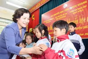 Bà Vũ Thị Bích Việt, Chủ tịch Hội Khuyến học tỉnh trao học bổng cho học sinh có hoàn cảnh khó khăn của xã Tân Mỹ (Chiêm Hóa).