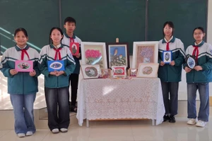 Học sinh trường THCS Hạc Trì tham gia cuộc thi với dự án “Quà tặng, sản phẩm trang trí nghệ thuật từ hoa lá khô”.