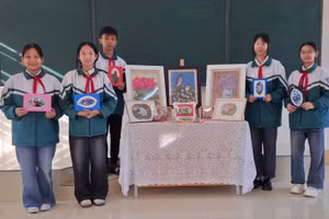 Học sinh trường THCS Hạc Trì tham gia cuộc thi với dự án “Quà tặng, sản phẩm trang trí nghệ thuật từ hoa lá khô”.