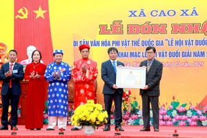 Lãnh đạo Cục Di sản văn hóa, Bộ VHTT&DL (bên phải) trao chứng nhận Lễ hội vật đuổi giải Đình Vĩnh Mộ là Di sản văn hóa phi vật thể Quốc gia cho lãnh đạo xã Cao Xá, huyện Lâm Thao, tỉnh Phú Thọ.