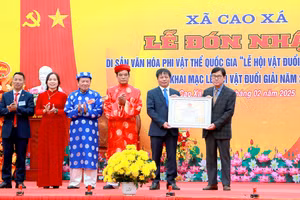 Lãnh đạo Cục Di sản văn hóa, Bộ VHTT&DL (bên phải) trao chứng nhận Lễ hội vật đuổi giải Đình Vĩnh Mộ là Di sản văn hóa phi vật thể Quốc gia cho lãnh đạo xã Cao Xá, huyện Lâm Thao, tỉnh Phú Thọ.