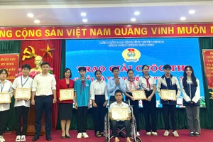 Ông Nguyễn Văn Hiền, Phó Giám đốc Sở GD&ĐT tỉnh Tuyên Quang trao Giấy chứng nhận đạt giải Nhất các nhóm tác giả.