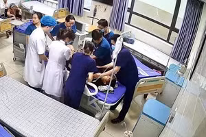 Các y bác sĩ của TTYT huyện Thanh Ba (Phú Thọ) nỗ lực cấp cứu thành công bệnh nhi K.B.L (12 tuổi) bị tai nạn giao thông và bị sốc phản vệ do kháng sinh (ảnh: TTYT Thanh Ba).