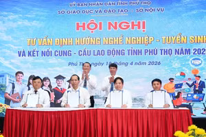 Ông Nguyễn Khắc Hiếu - Phó Chủ tịch UBND tỉnh chứng kiến các đơn vị ký kết Chương trình phối hợp.