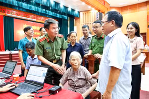 Thiếu tướng Nguyễn Minh Tuấn - Giám đốc Công an tỉnh Phú Thọ thăm hỏi thân nhân liệt sĩ. (ảnh Công an tỉnh Phú Thọ cung cấp).