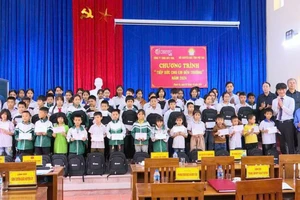 Các đại biểu cùng các nhà tài trợ trao tặng quà cho các học sinh ở huyện Thanh Ba, tỉnh Phú Thọ.