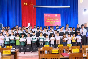 Các đại biểu cùng các nhà tài trợ trao tặng quà cho các học sinh ở huyện Thanh Ba, tỉnh Phú Thọ.