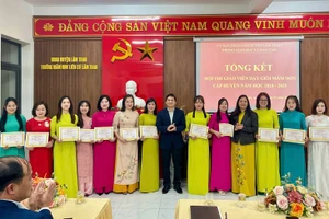 Ông Ngô Đức Sáu, Phó Chủ tịch UBND huyện Lâm Thao cùng lãnh đạo Phòng GD&ĐT huyện Lâm Thao trao Chứng nhận Danh hiệu Giáo viên dạy giỏi cho các giáo viên.