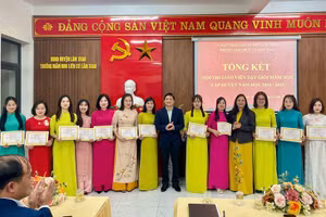 Ông Ngô Đức Sáu, Phó Chủ tịch UBND huyện Lâm Thao cùng lãnh đạo Phòng GD&ĐT huyện Lâm Thao trao Chứng nhận Danh hiệu Giáo viên dạy giỏi cho các giáo viên.