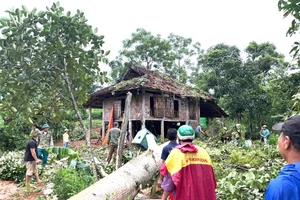 Lực lượng công an tỉnh Phú Thọ các xã phối hợp cùng chính quyền và nhân dân khắc phục hậu quả do mưa, bão gây ra (ảnh Công an tỉnh Phú Thọ).