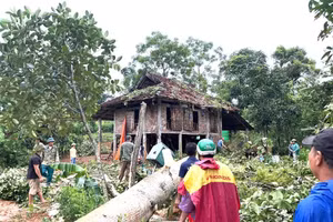 Lực lượng công an tỉnh Phú Thọ các xã phối hợp cùng chính quyền và nhân dân khắc phục hậu quả do mưa, bão gây ra (ảnh Công an tỉnh Phú Thọ).