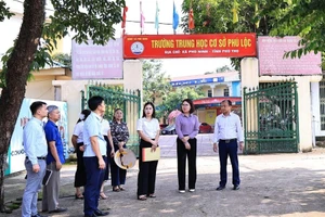 Ông Bùi Tuấn Long - Phó Chủ tịch UBND xã Phù Ninh (thứ nhất bên phải) kiểm tra công tác chuẩn bị năm học mới 2025 - 2026 tại Trường THCS Phú Lộc.