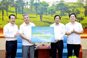 Lãnh đạo PVN (bên trái) trao tượng trưng 10 tỷ đồng hỗ trợ lĩnh vực Y tế và Giáo dục của tỉnh Phú Thọ.